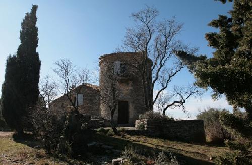 Moulin aggrandi à Gordes, en bordure de village